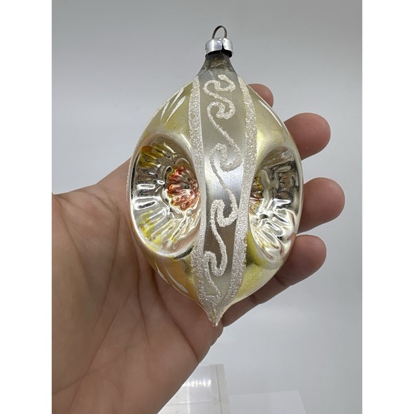 The Unbranded Brand Other - Vintage 4" Glass INDENTED Lt. White RED Swirl Christmas tree ornament